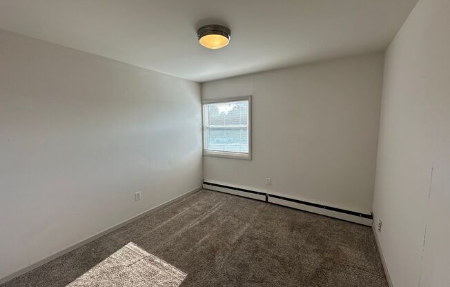 2 beds, 1 bath, $1,395, Unit 202