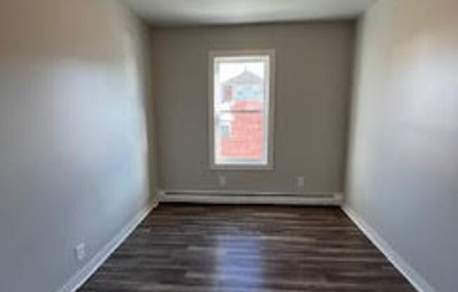 3 beds, 1 bath, 900 sqft, $1,600, Unit 2S