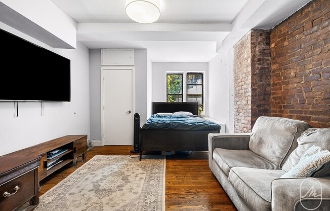 310 W 22 ST