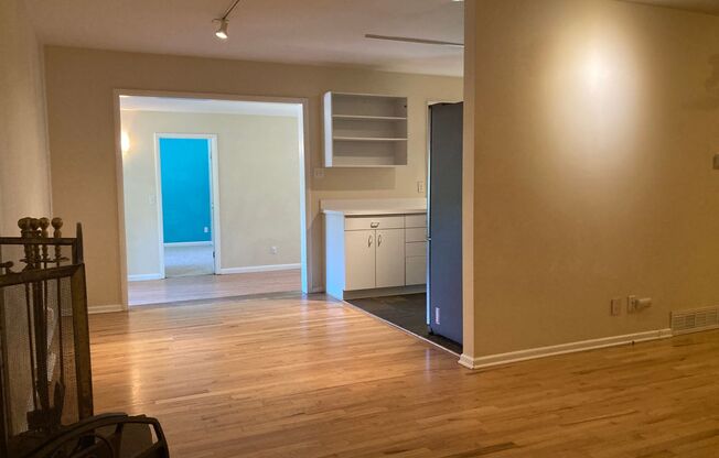 Huge 5BR, large yard, fireplace, big rooms! (Bellaire)