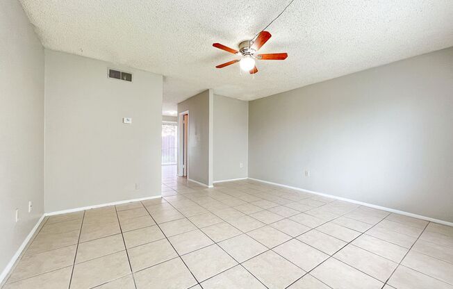 Charming 2 Bedroom, 1.5 Bathroom Condo in Orlando!!