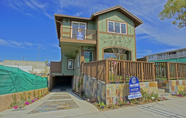 Gorgeous townhome for rent- blocks from the beach