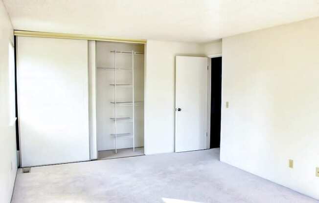 La Verde Apartments Bedroom and Closet