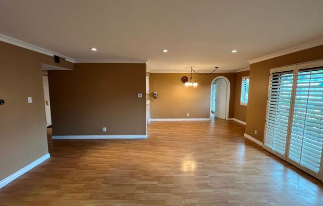 MOVE-IN READY 3+3 w/all appliances, parking + gated entry! (5003 Tilden)