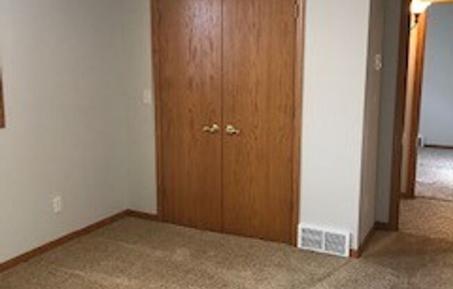 5 beds, 2 baths, $1,550, Unit Unit 1