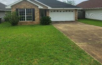 Large 3/2 Split Floor Plan Home w/ Vaulted Ceilings!