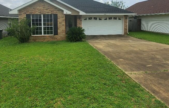 Large 3/2 Split Floor Plan Home w/ Vaulted Ceilings!