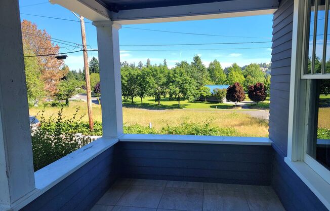 Bright, spacious, 3 bed with bonus room, hot tub and fully fenced yard