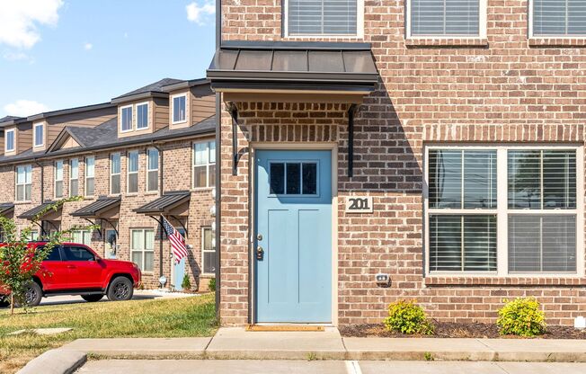 3 beds, 3 baths, $1,425, Unit # 201