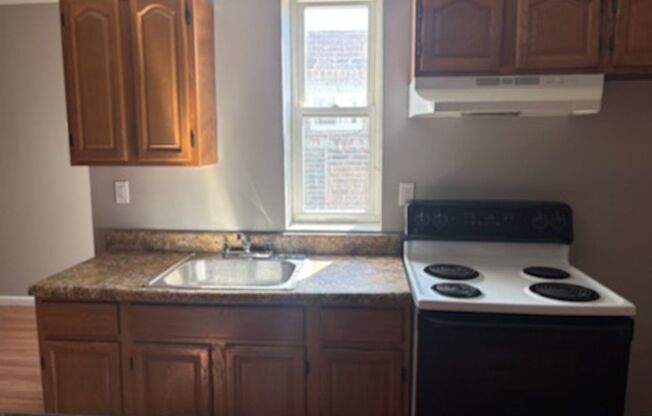 2 beds, 1 bath, $975, Unit 2nd Floor