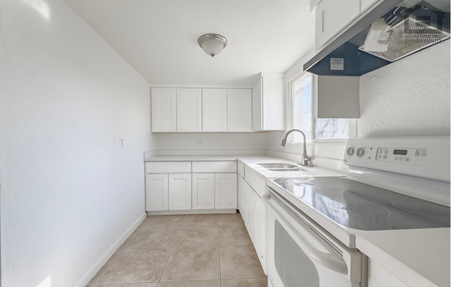 2Bed/1Bath House at AZ-51/Thomas Rd! -- NO HOA! FENCED-IN YARD!