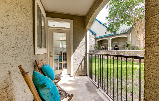 View of Patio, Showing Outdoor Furniture, Railing and Grass at Stonebriar of Frisco Apartments