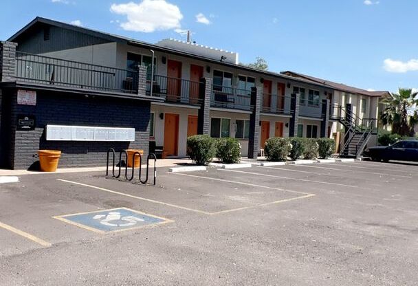 SUPER NICE LOWER REMODELED*1BD*1BA*HWFLS*GRANITE*PARKING*POOL*IN THE HEART OF TEMPE, AZ.