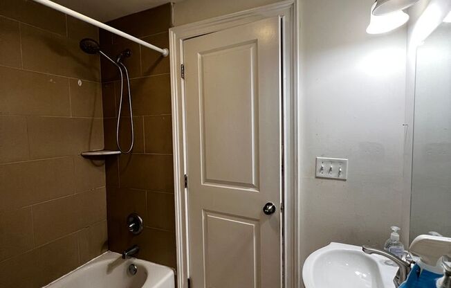 1 bed, , 120 sqft, $600, Unit Basmt R