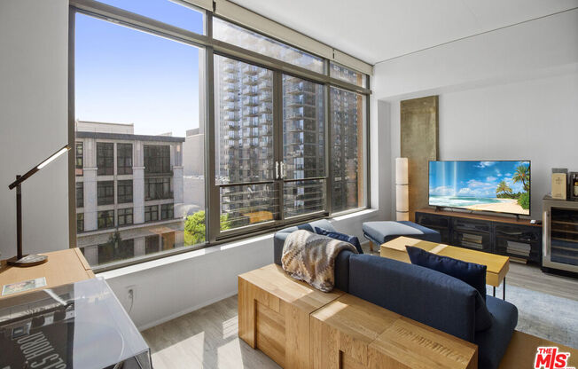 1 bed, 1 bath, 930 sqft, $3,000, Unit 813