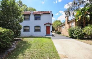 Just Listed!   Updated 2 Bedroom Townhome located in Downtown Orlando
