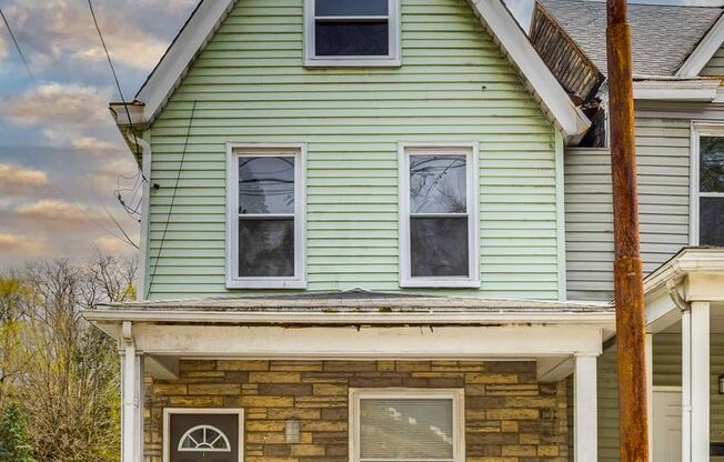 4 beds, 1.5 baths, $1,599, Unit Top