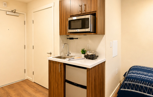 Studio, 1 bath, 178 sqft, $1,095, Unit 327
