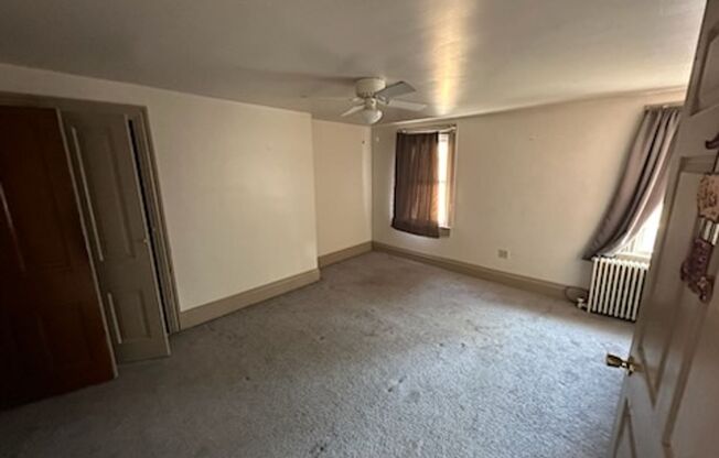 2 beds, 1 bath, $1,049, Unit 9 Jones St.