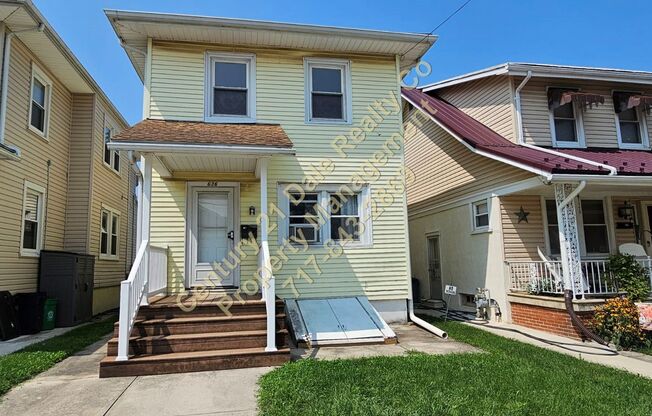 Charming 2 BR 2 Bath Home in York City with a fenced in Yard