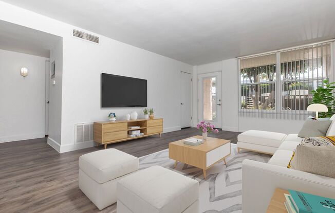 2 beds, 1 bath, 800 sqft, $1,549, Unit 112