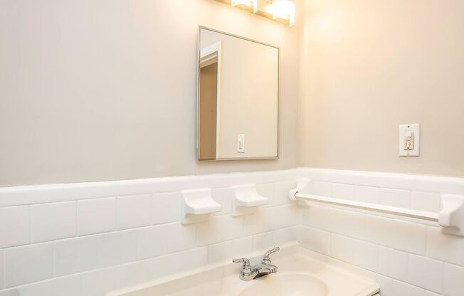 2 beds, 1 bath, 770 sqft, $1,100, Unit G5