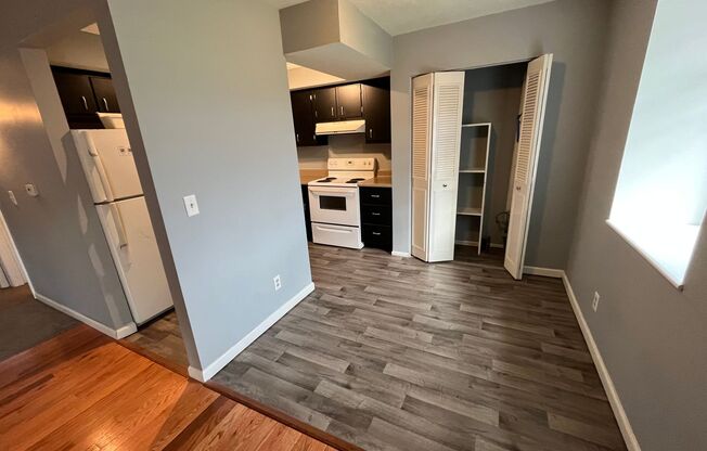 2 beds, 1 bath, 774 sqft, $940, Unit B11