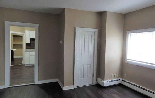 2 beds, 1 bath, $1,050, Unit Unit 5