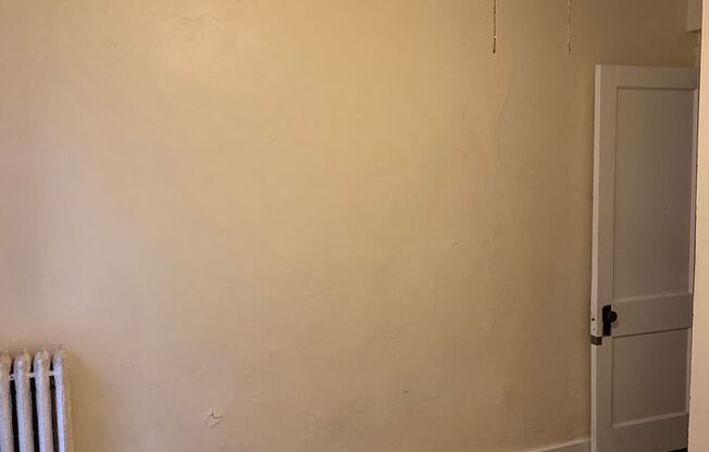 3 beds, 1.5 baths, $2,100, Unit 905 Maryland Apt 2