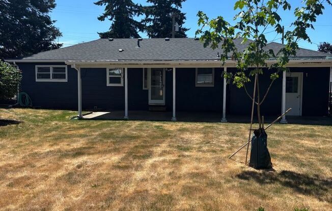 Single level 3 bedroom- Huge yard!