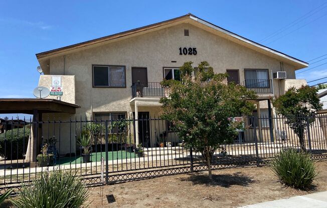 Apt 1025 &amp; 1027 E Deodar St