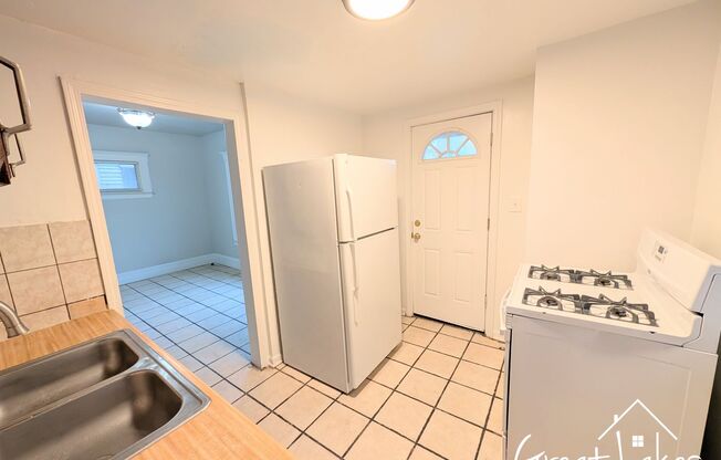 3 beds, 1 bath, $1,300