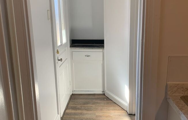 1 bed, 1 bath, $895, Unit Apt 1