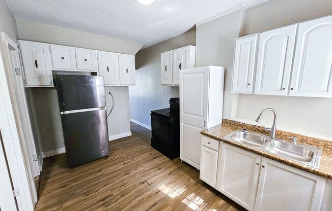 2 beds, 1 bath, 672 sqft, $995, Unit 3419 E 9th St