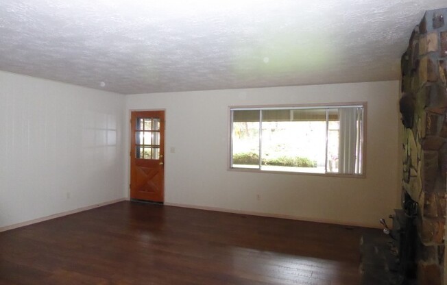 3 beds, 2 baths, $2,500