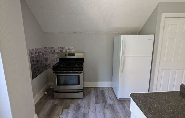 3 beds, 1 bath, $1,200, Unit Unit B