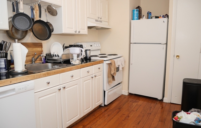 3 beds, 1 bath, 999 sqft, $4,200, Unit 21