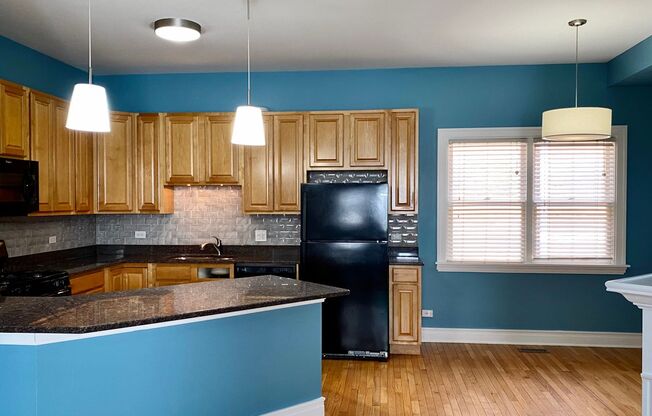 Fabulous 3 Bed / 2.5 Bath Townhouse in Downtown Oak Park! Water & 2 Parking Spaces INCLUDED!