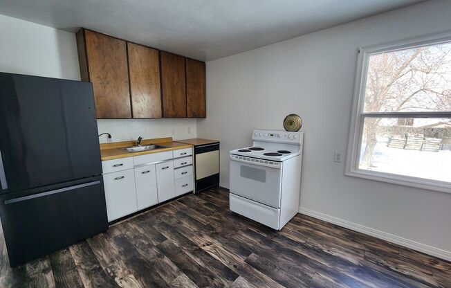 Darling remodeled 2 bdrm house w/ fenced yard! Pet OK!