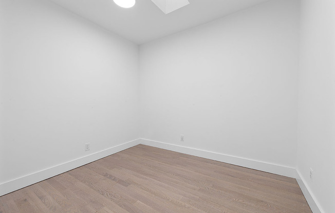 637 E 6 ST