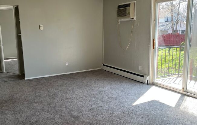 2 beds, 1 bath, $990, Unit 202