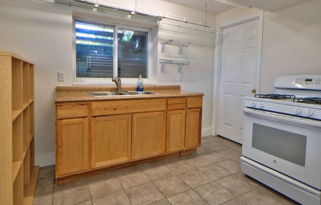 Basement Apartment Near Springville Canyon