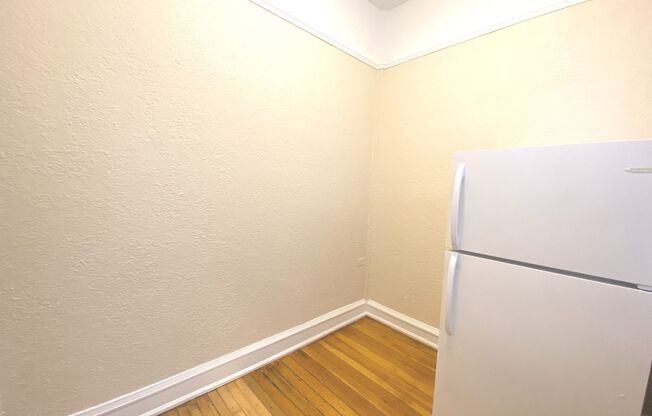 1 bed, 1 bath, $995, Unit 12
