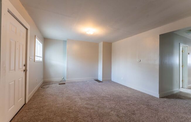 3 beds, 1 bath, $1,255, Unit 1300