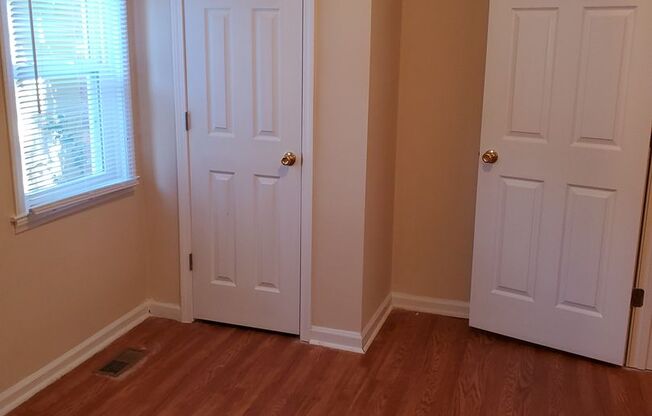 3 beds, 1 bath, $1,000