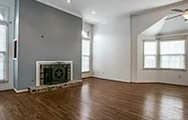 Beautiful 3 Level Condo in North Oak Lawn!