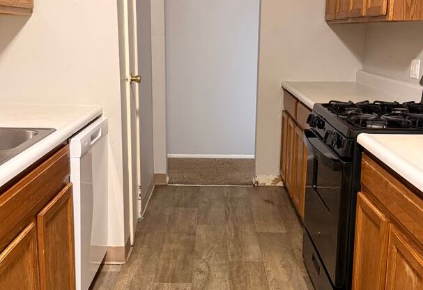 3 beds, 2 baths, $1,025