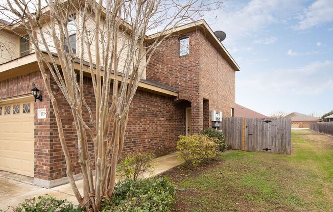 Beautiful 3 Bedroom, 2.5 Bath Duplex located in New Braunfels!