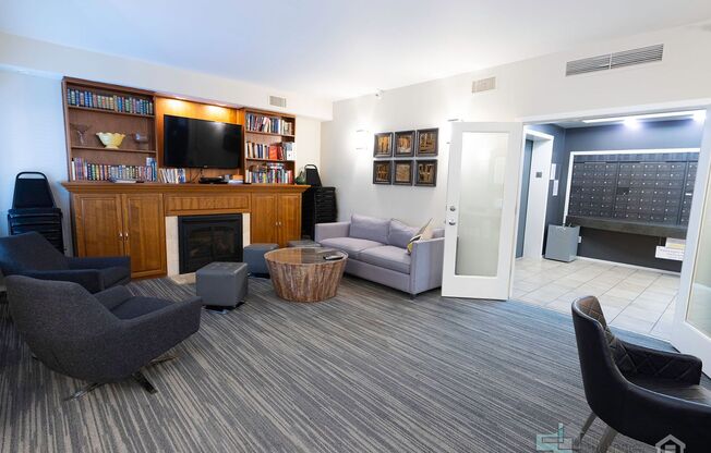University Park 2 Bd/1 Bth With Fitness Center and Designated Parking Spot!