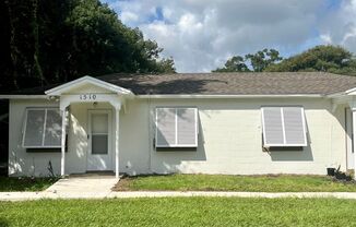 Affordable 1/2-duplex residence located in the desirable East Orlando area!